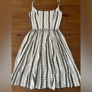 Used dress. Lightweight with zipper on back. Great for summer!